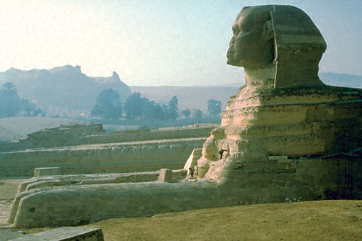 Photograph of the profile view of the Great Sphinx.